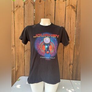 Journey Freedom Tour 2022 concert tee size Small.